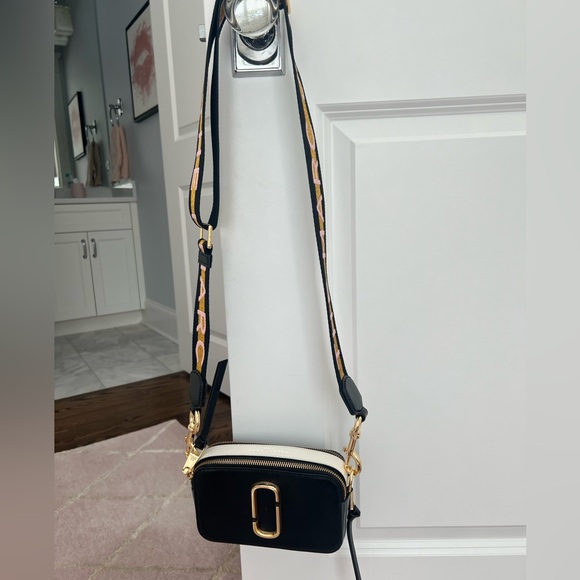 Marc Jacobs 100% authentic snapshot camera bag in black with gold and pink strap - Picture 3 of 4